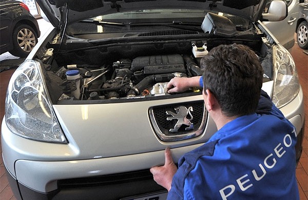 Peugeot Citroen activa su plan para eliminar 8.000 puestos de trabajo en Francia