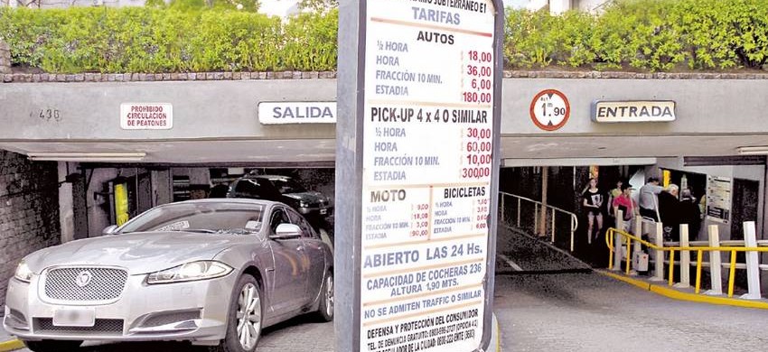 Aumentan por ley el precio del estacionamiento para que se use menos el auto