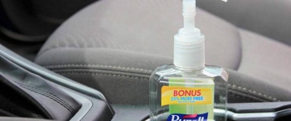 No es bueno dejar el gel antibacterial adentro del automóvil