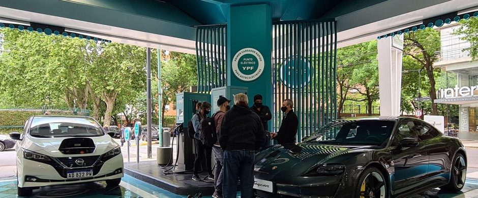 YPF habilitó hoy sus primeros cargadores para autos eléctricos