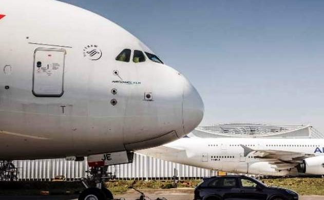 Porsche Cayenne «remolcó» un avión