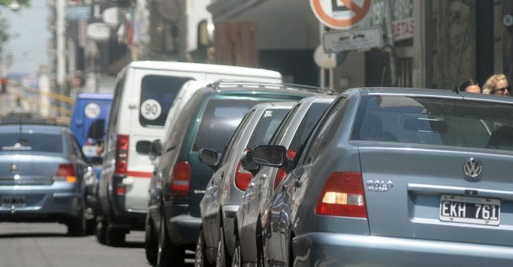 Prohibido estacionar: permiten pintar de amarillo los cordones frente a las casas