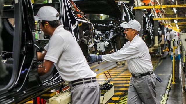 Automotrices buscan nuevos destinos para exportar y reactivar la producción