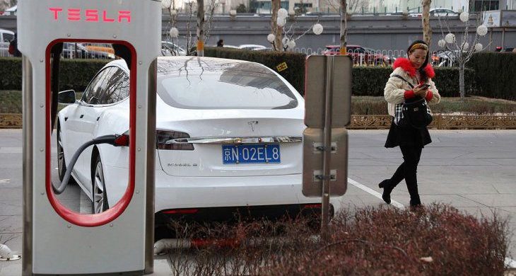 En medio de tensiones entre China y EEUU, Pekín limitó el uso de autos Tesla